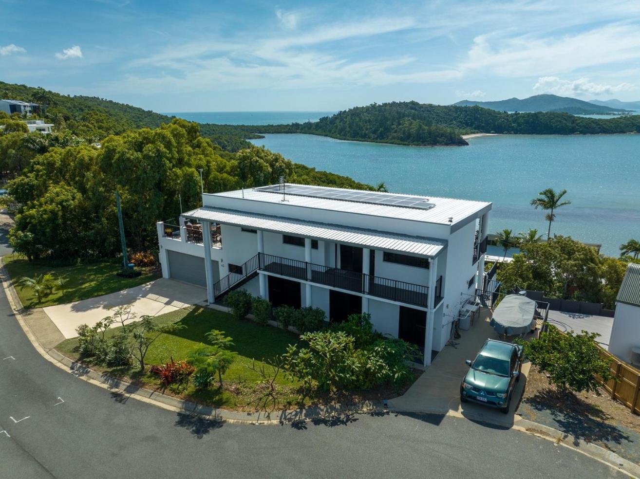 Panorama At Shute Harbour Villa Exterior photo