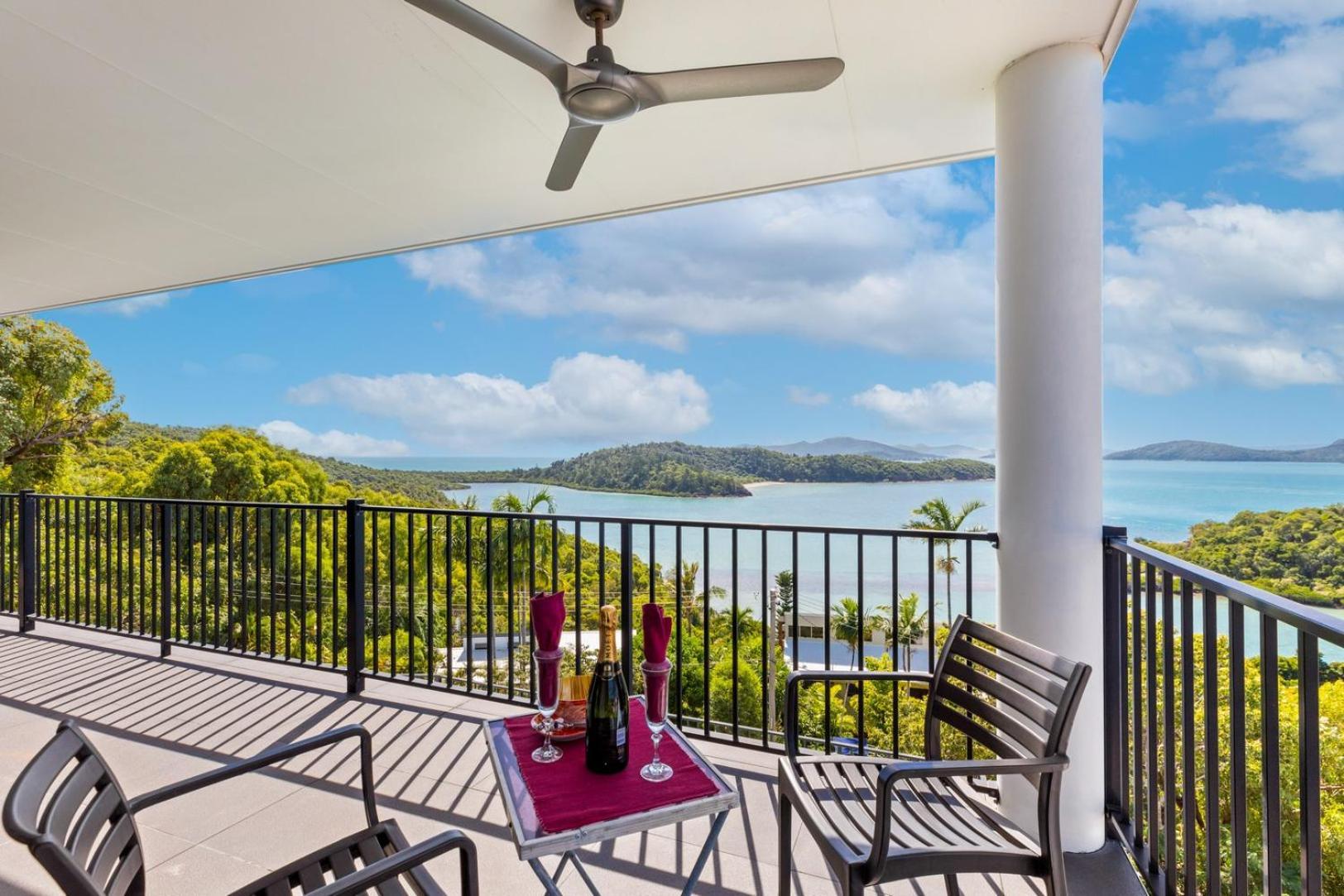 Panorama At Shute Harbour Villa Exterior photo